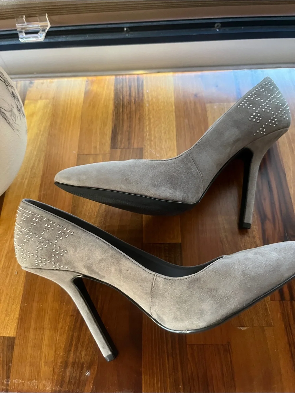 NEW !! Women's Gray Suede Pointed-Toe Pumps